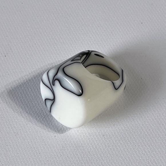 Vintage Lucite Ring Chunky Flat Top Dome White Black Marble Swirl Statement - Picture 10 of 14